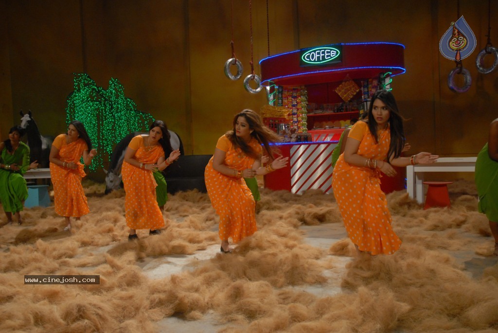 Bhaja Bhajantrilu Movie New Hot Stills - 169 / 181 photos