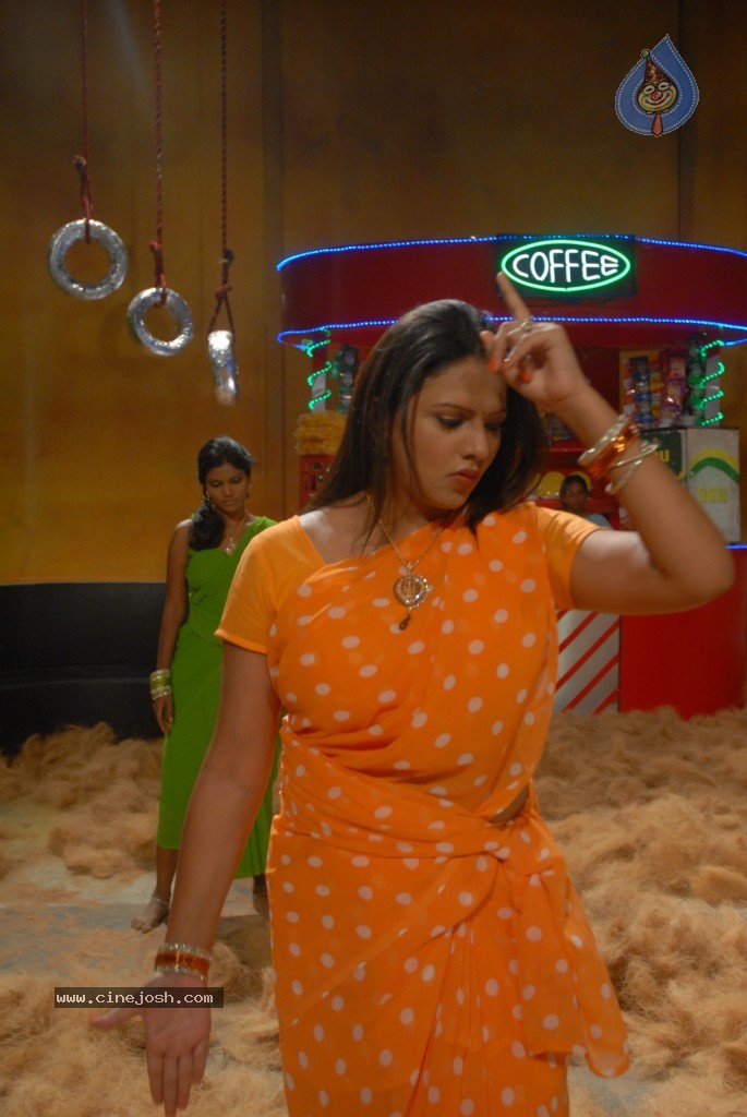 Bhaja Bhajantrilu Movie New Hot Stills - 178 / 181 photos