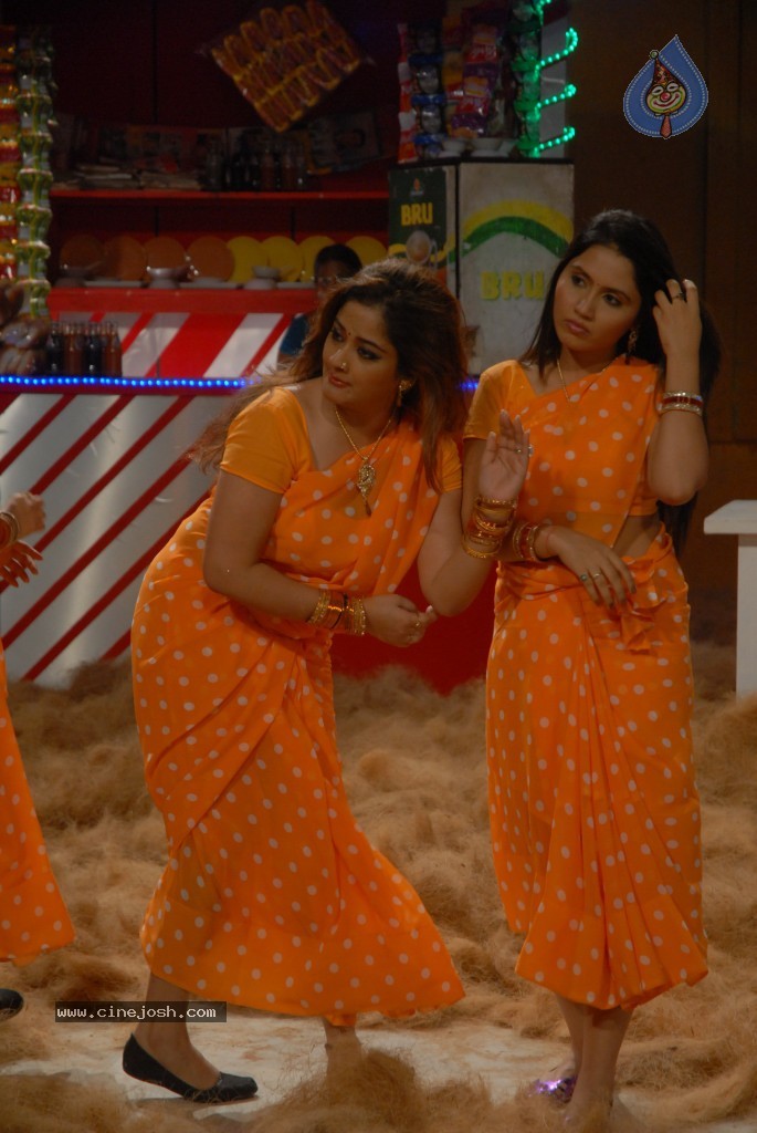 Bhaja Bhajantrilu Movie New Spicy Stills - 38 / 92 photos