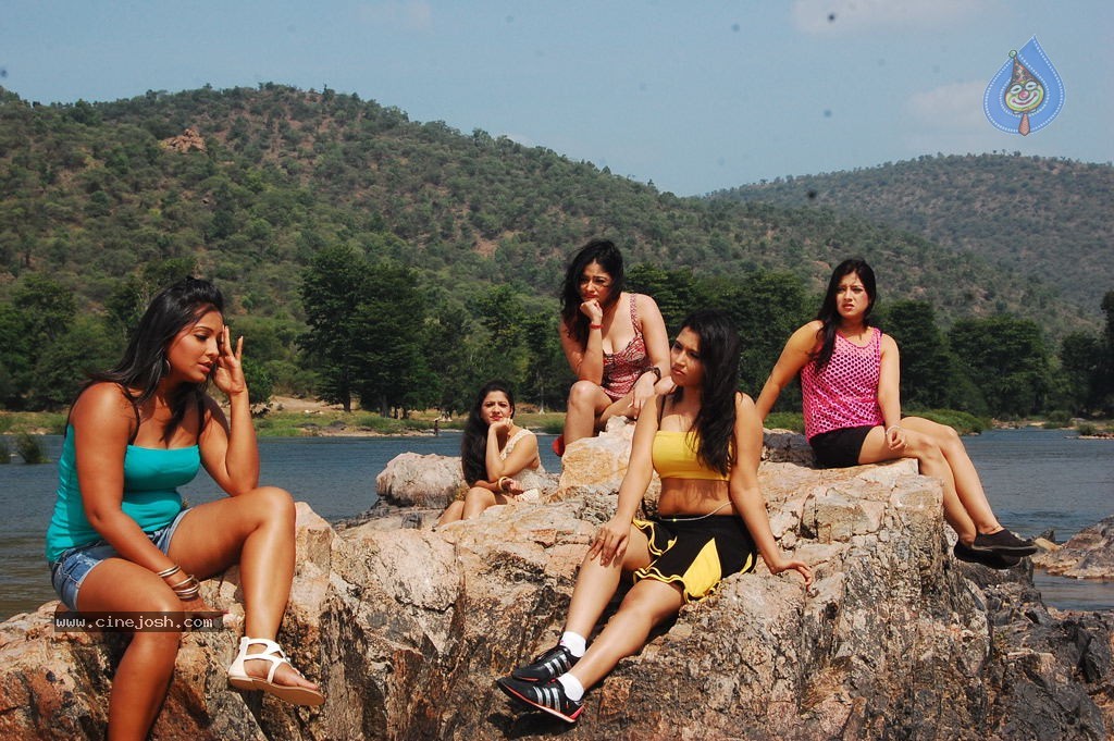 Bhaja Bhajantrilu Movie Spicy Stills - 24 / 52 photos