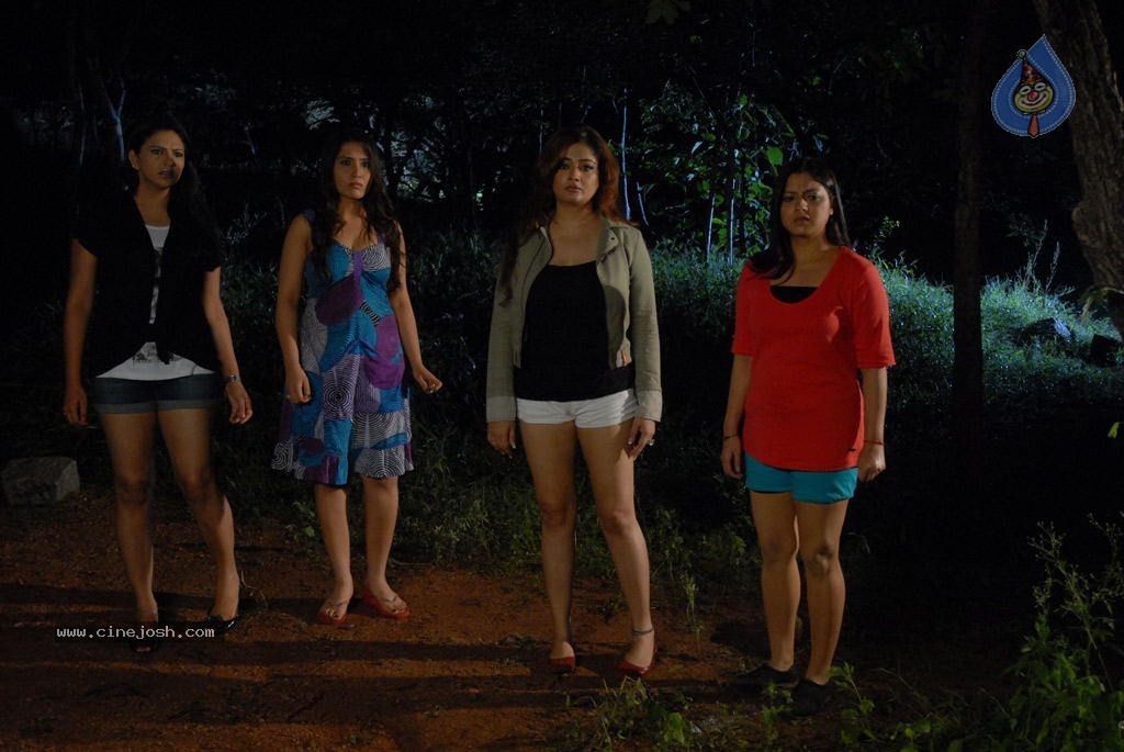 Bhaja Bhajantrilu Movie Spicy Stills - 26 / 52 photos