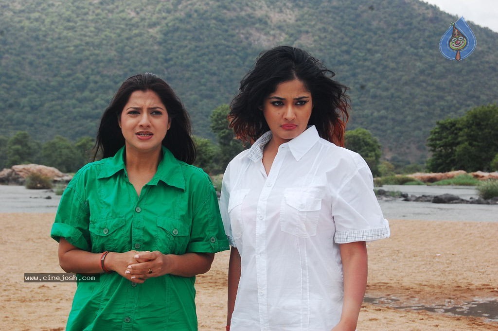 Bhaja Bhajantrilu Movie Spicy Stills - 34 / 52 photos
