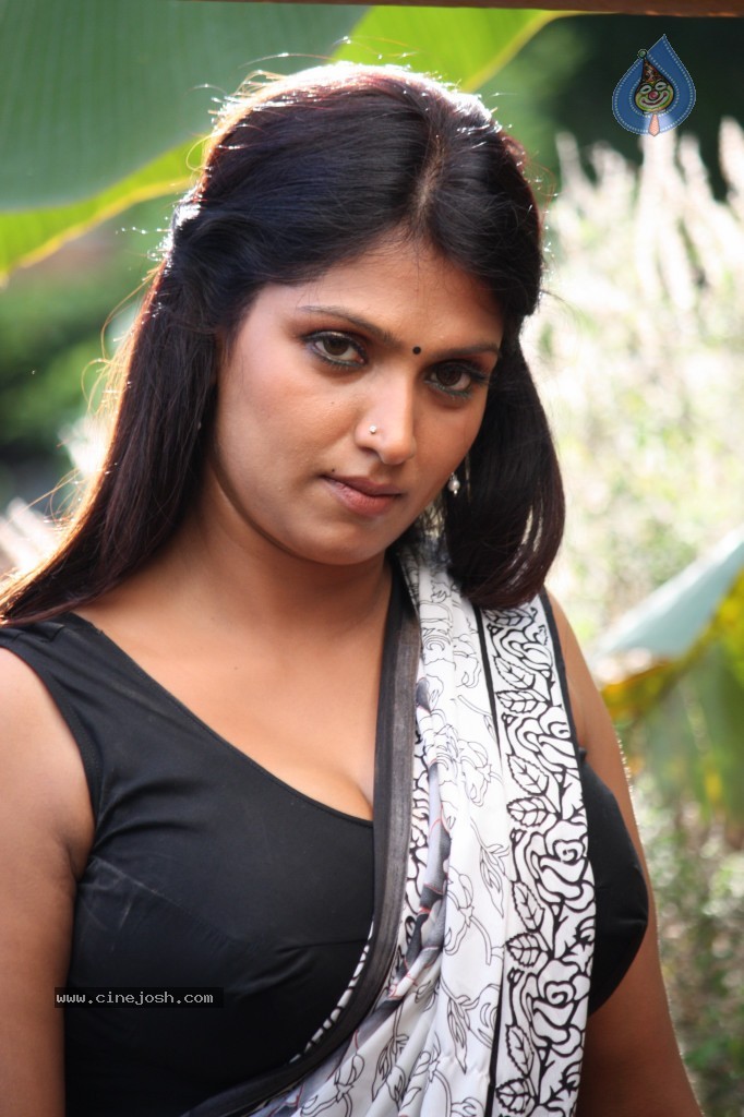 Bhuvaneswari Hot Photos - 40 / 57 photos