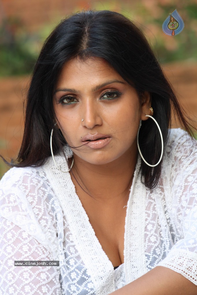 Bhuvaneswari Hot Photos - 47 / 57 photos