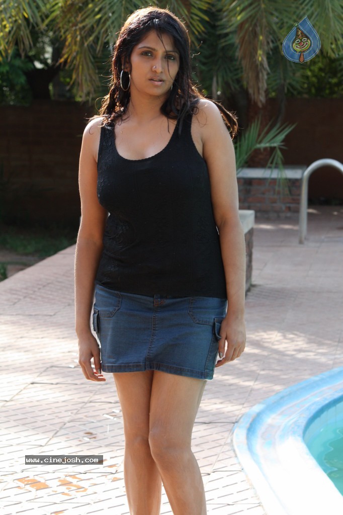 Bhuvaneswari New Spicy Stills - 31 / 49 photos