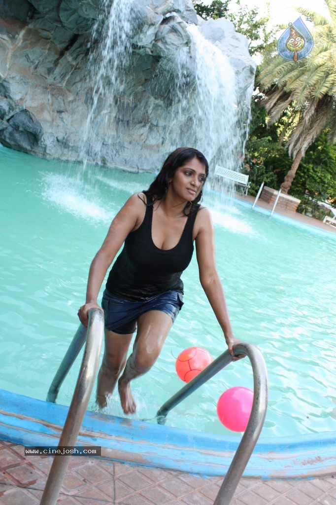 Bhuvaneswari New Spicy Stills - 47 / 49 photos