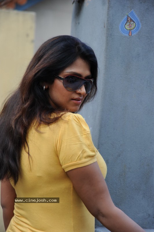 Bhuvaneswari Spicy Pics - 5 / 46 photos