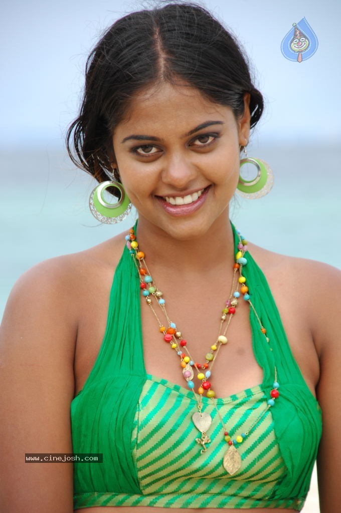 Bindu Madhavi Hot Photos - Photo 17 of 102