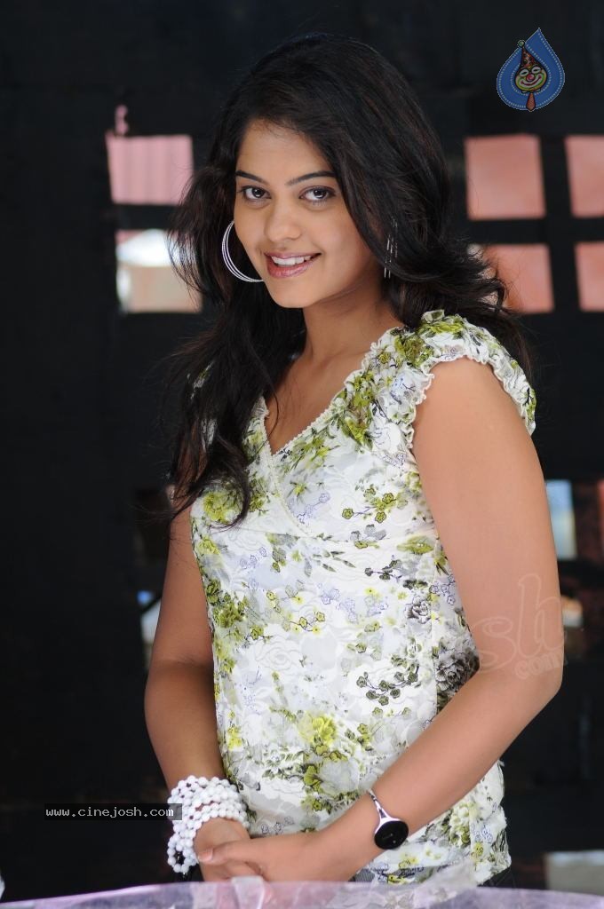 Bindu Madhavi Hot Gallery - 55 / 59 photos