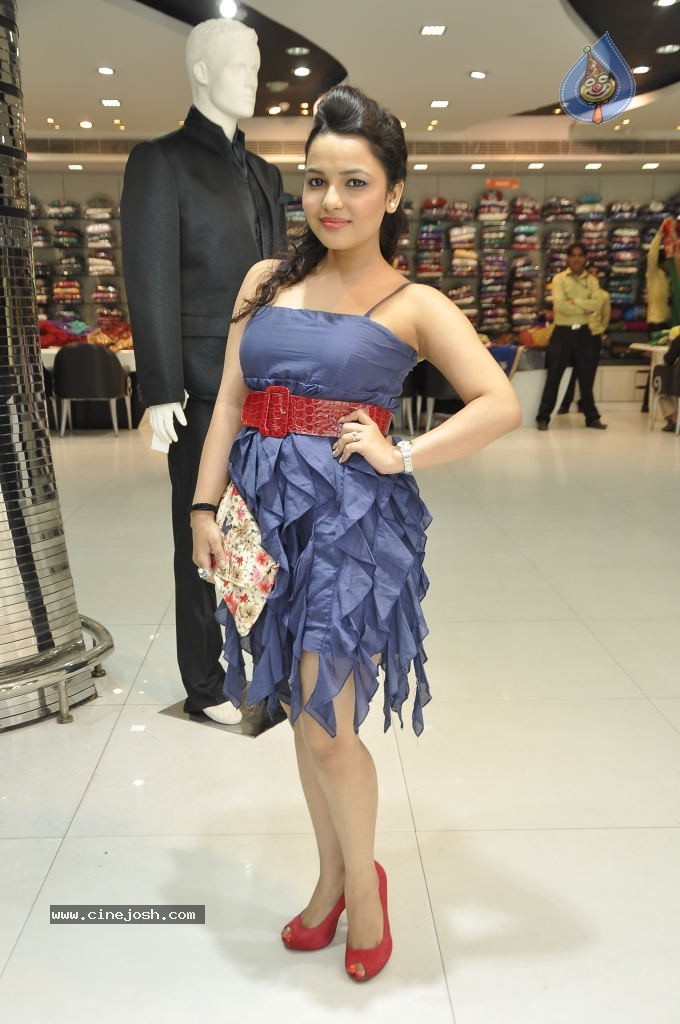 Chitrashi Rawat Hot Stills - 14 / 56 photos
