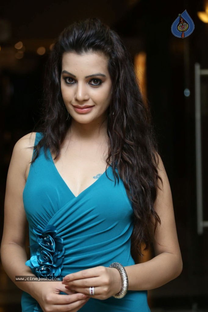 Diksha Panth New Photos - 24 / 35 photos