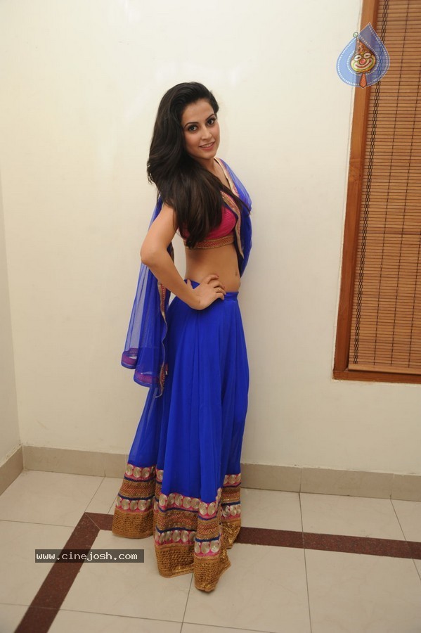 Disha Pandey Hot Stills - 43 / 53 photos
