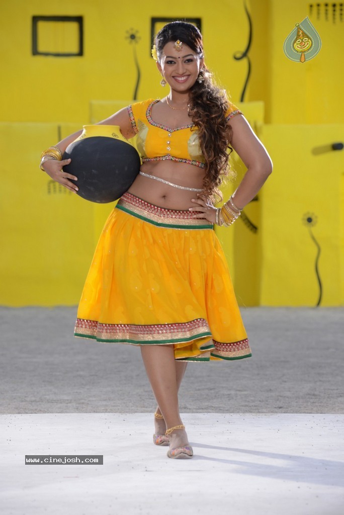 Ester Noronha New Hot Photos - 14 / 90 photos