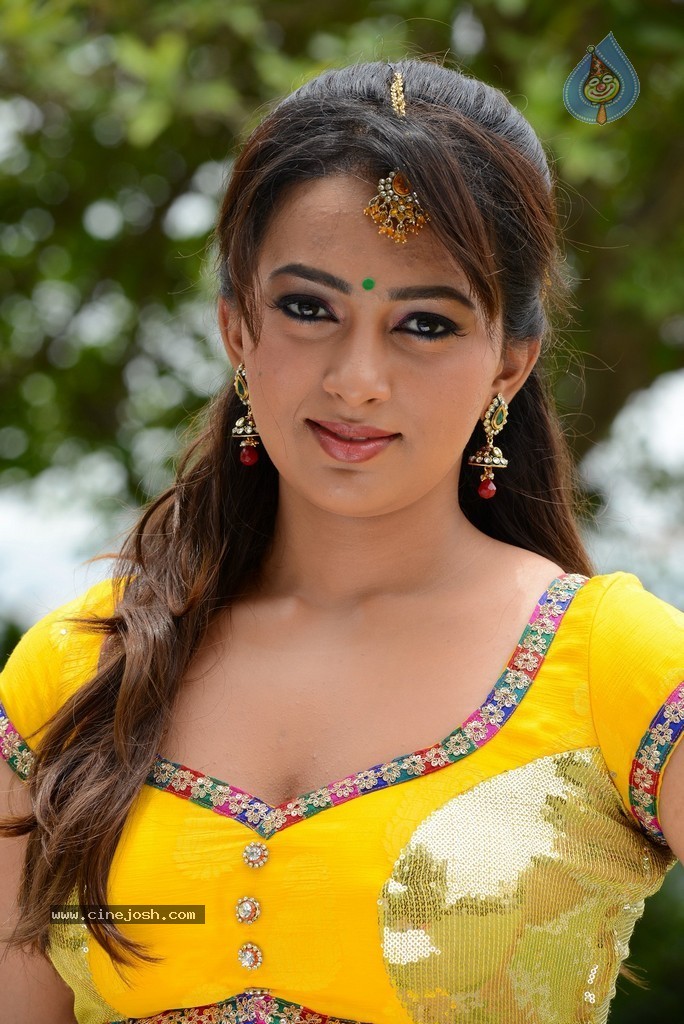 Ester Noronha New Hot Photos - 31 / 90 photos