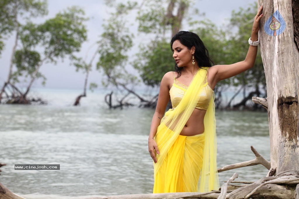 Ethir Neechal Tamil Movie Spicy Stills - 32 / 34 photos