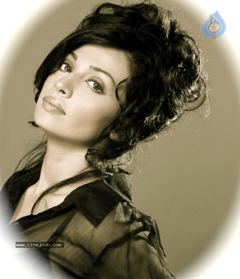 Flora Saini Spicy Stills - 13 / 24 photos