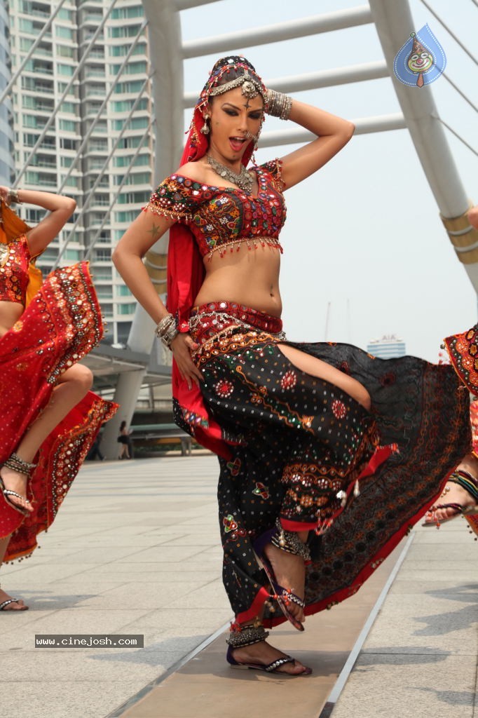 Gabriela Bertante Item Song Stills in DCM - 32 / 41 photos