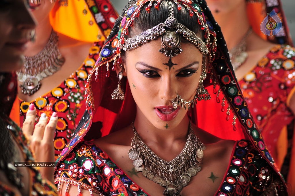 Gabriela Bertante Item Song Stills in DCM - 37 / 41 photos