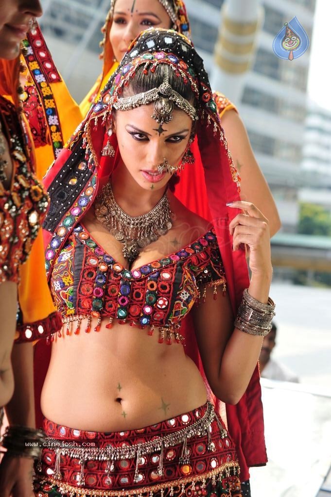 Gabriela Bertante Spicy Stills - 94 / 125 photos
