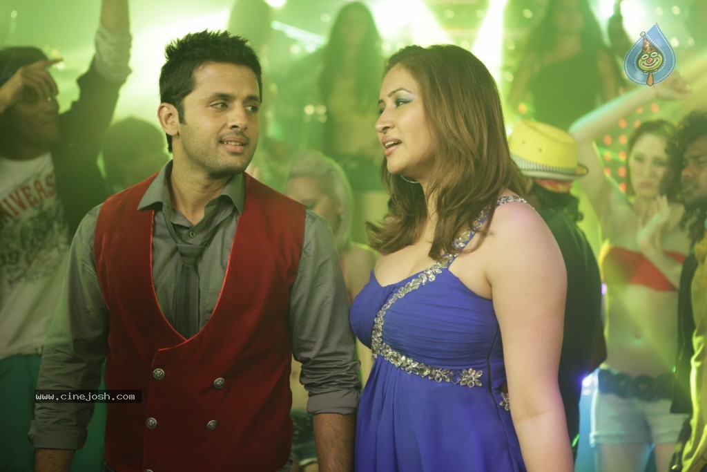 Gunde Jaari Gallanthayyinde Spicy Stills - 34 / 79 photos
