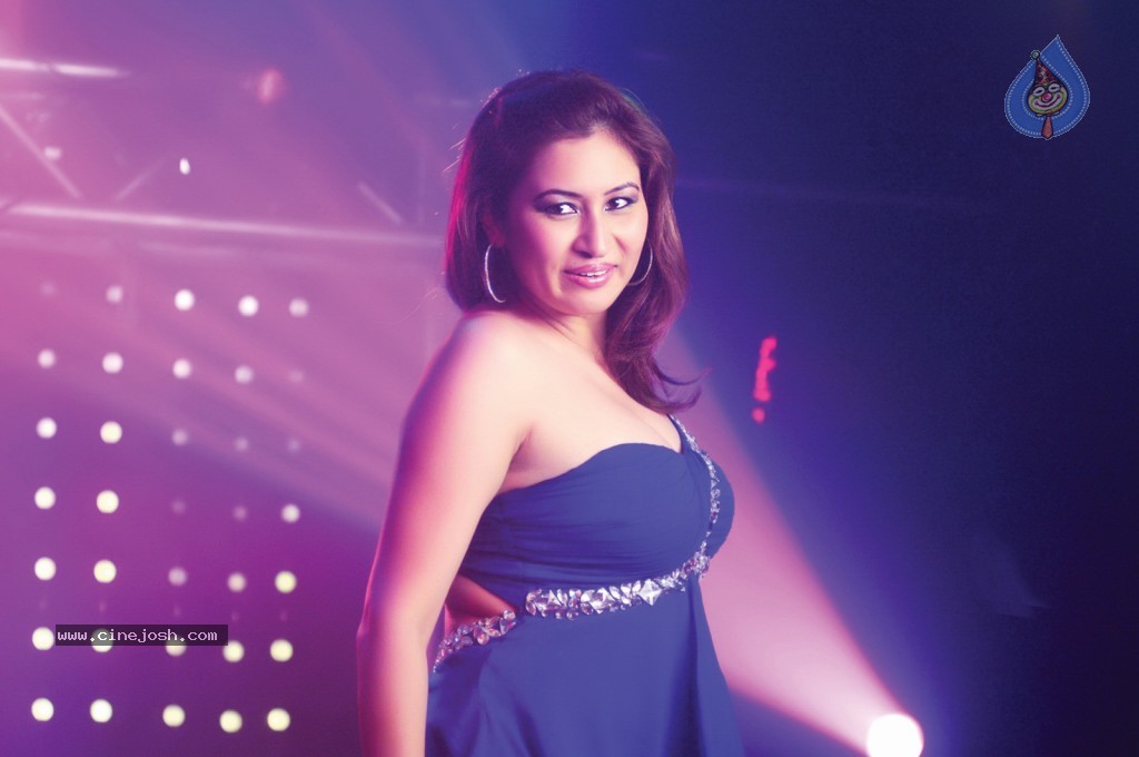 Gunde Jaari Gallanthayyinde Spicy Stills - 53 / 79 photos