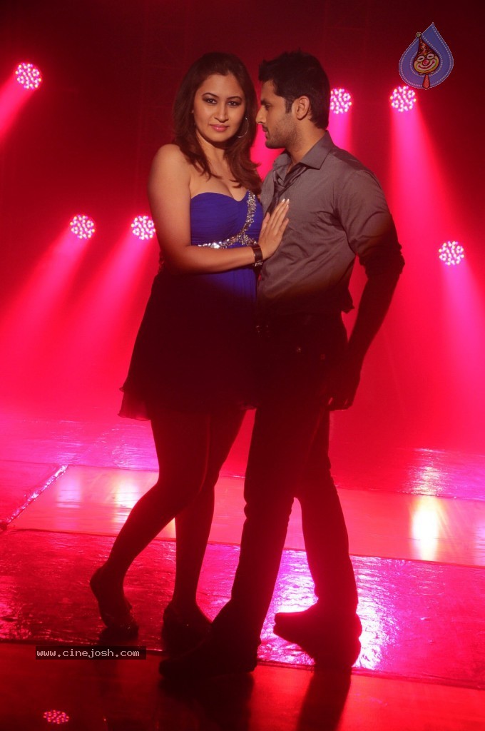 Gunde Jaari Gallanthayyinde Spicy Stills - 79 / 79 photos
