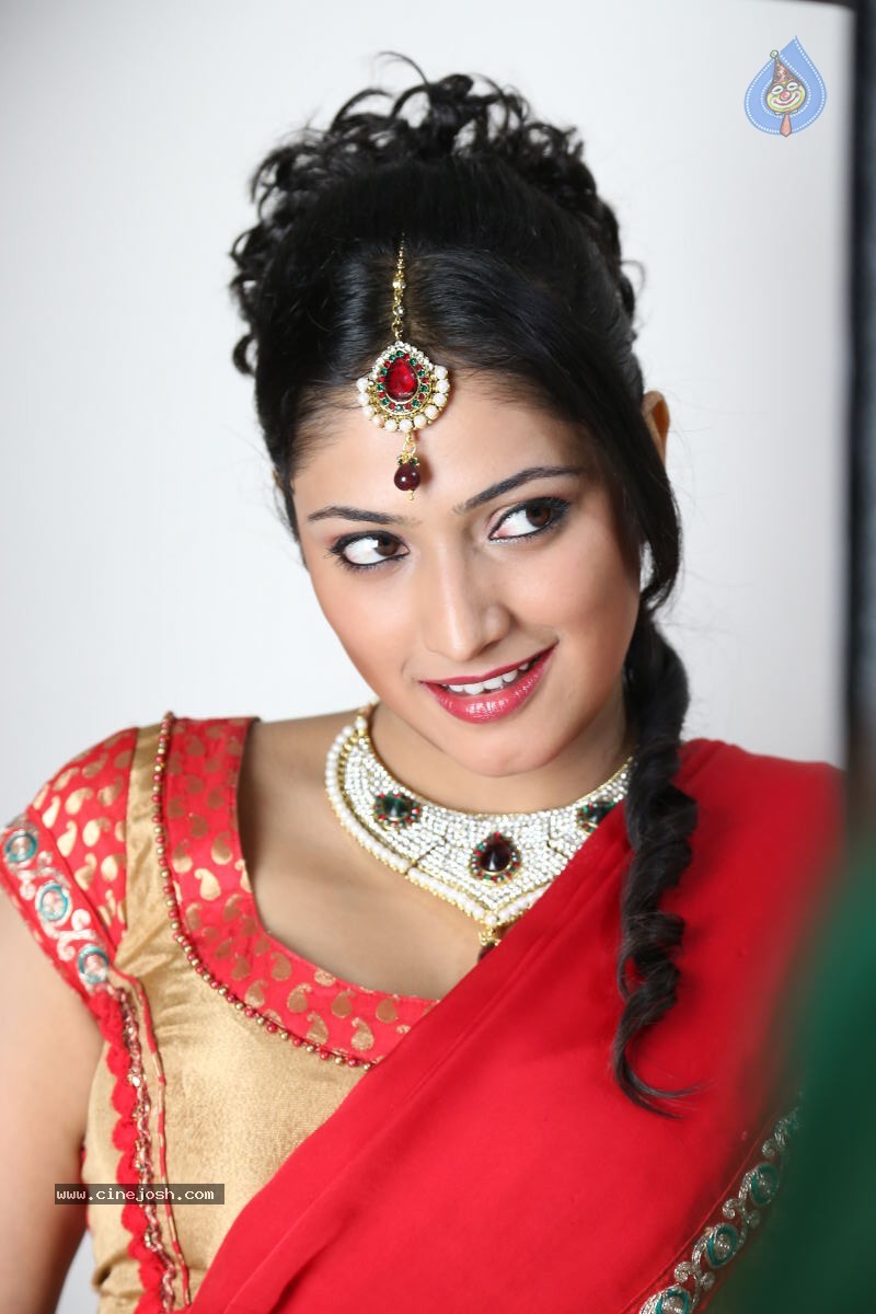 Haripriya Hot Pics - 35 / 92 photos