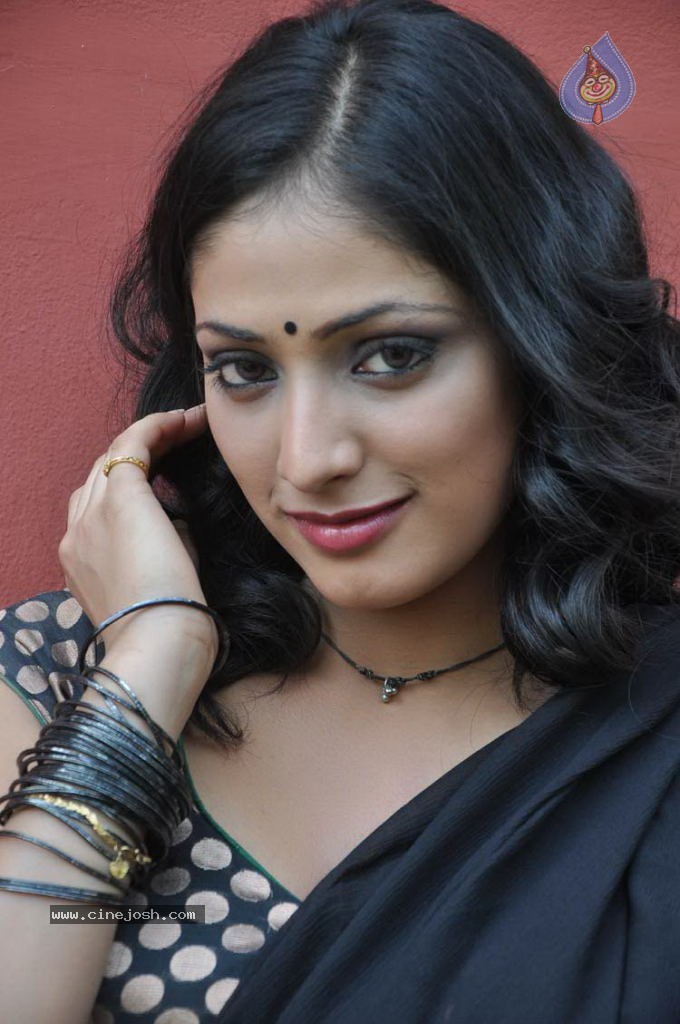 Haripriya stills - 8 / 81 photos