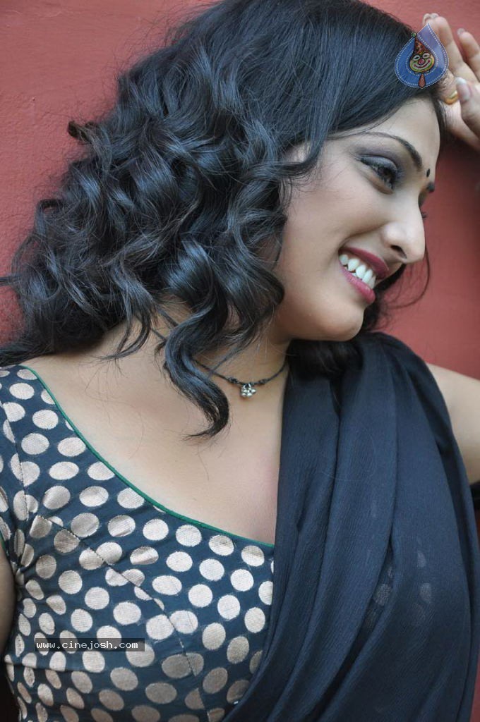 Haripriya stills - 21 / 81 photos