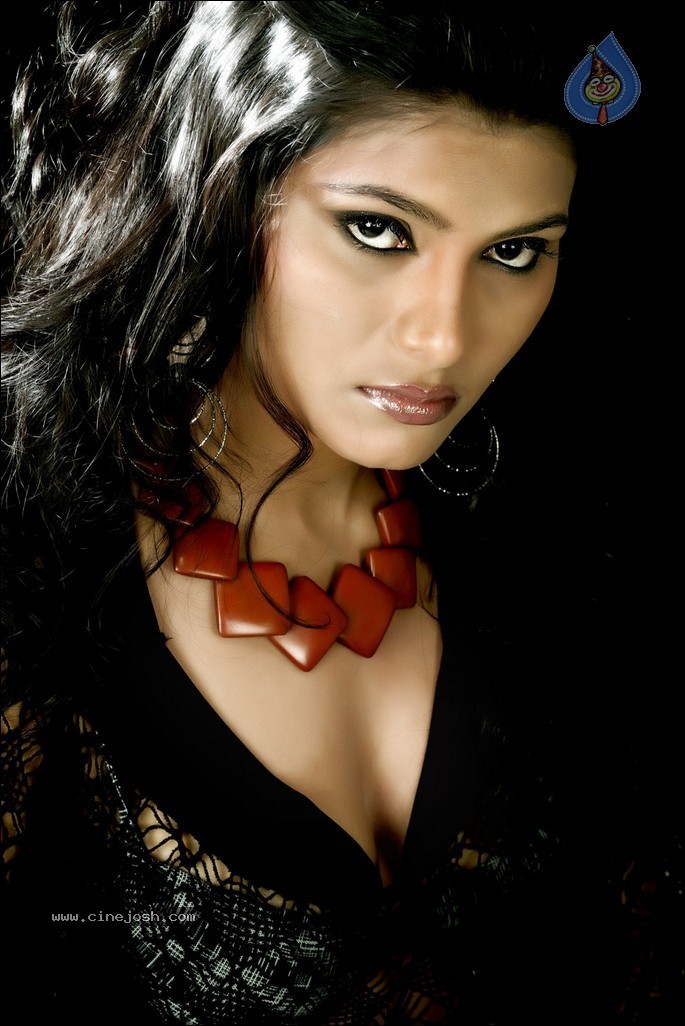 Hema Jilloju Portfolio Stills - 16 / 82 photos