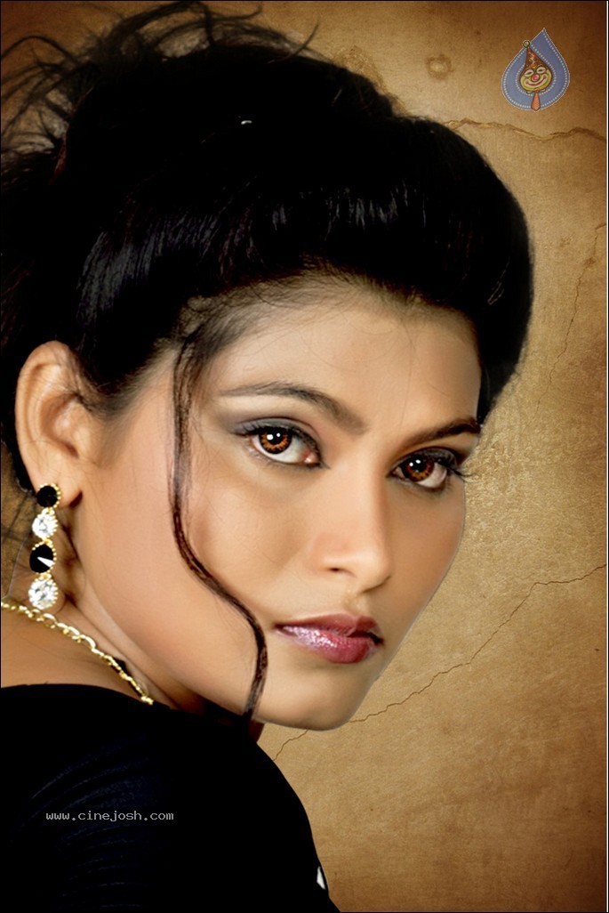 Hema Jilloju Portfolio Stills - 44 / 82 photos