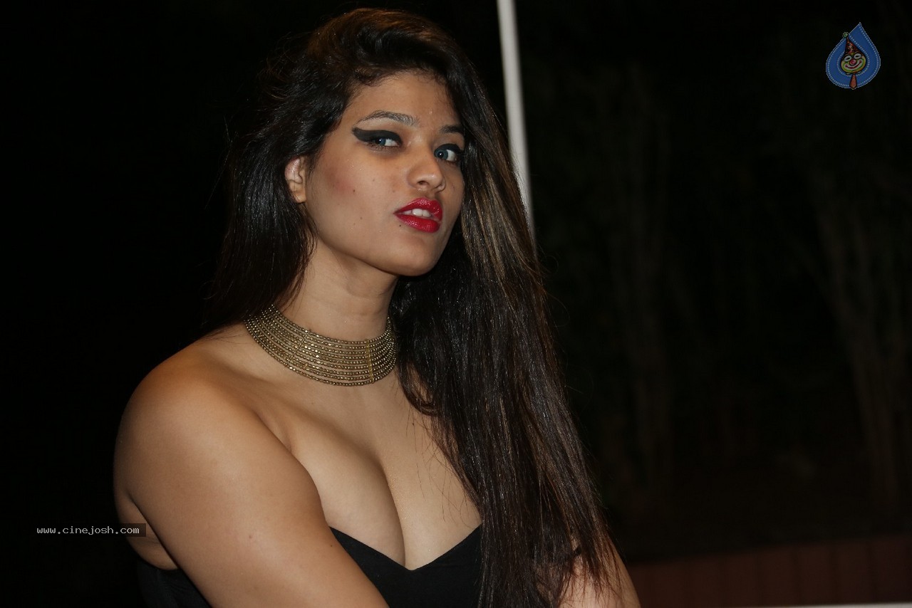 Himani Hot Stills - 15 / 186 photos