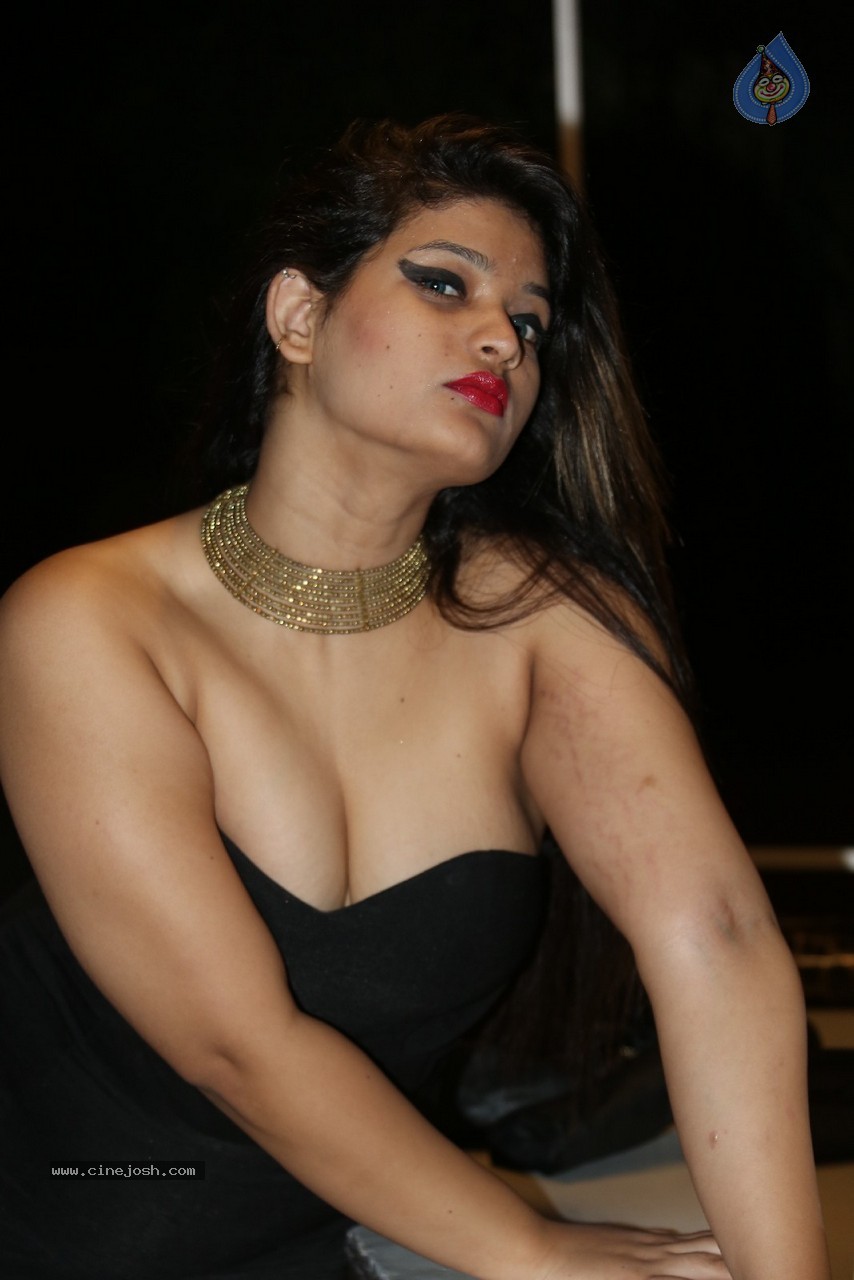 Himani Hot Stills - 28 / 186 photos