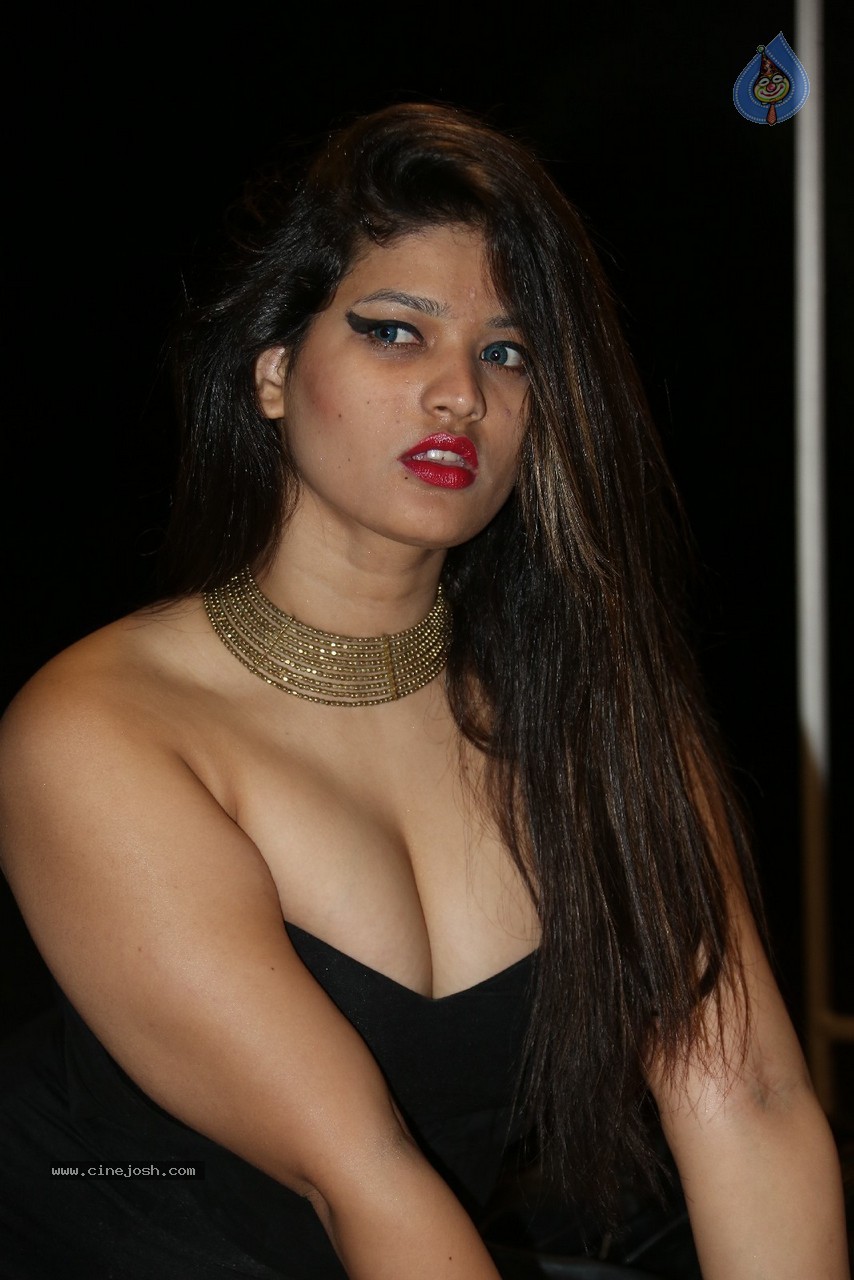 Himani Hot Stills - 31 / 186 photos