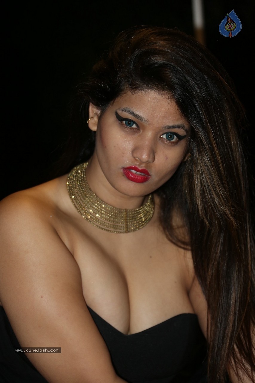 Himani Hot Stills - 65 / 186 photos