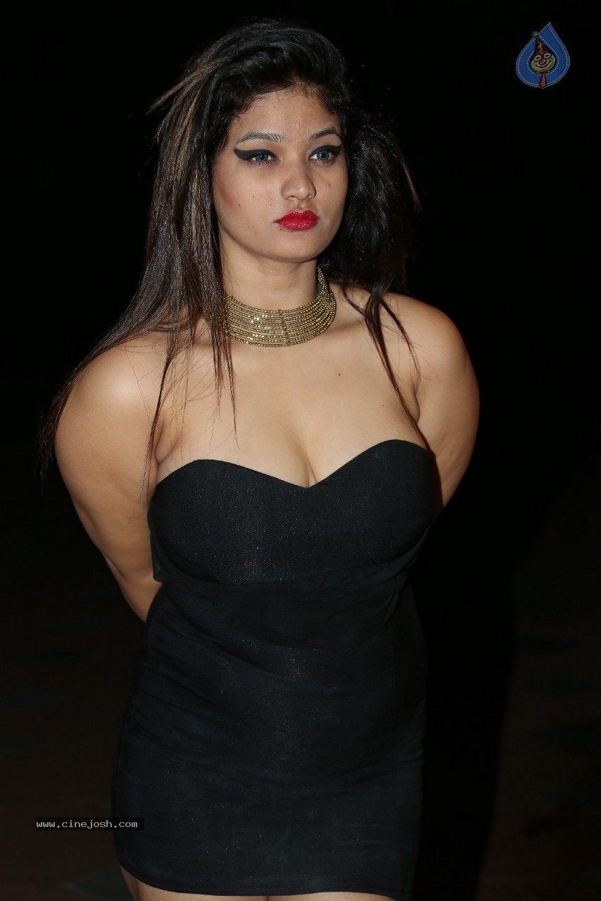 Himani Hot Stills - 69 / 186 photos