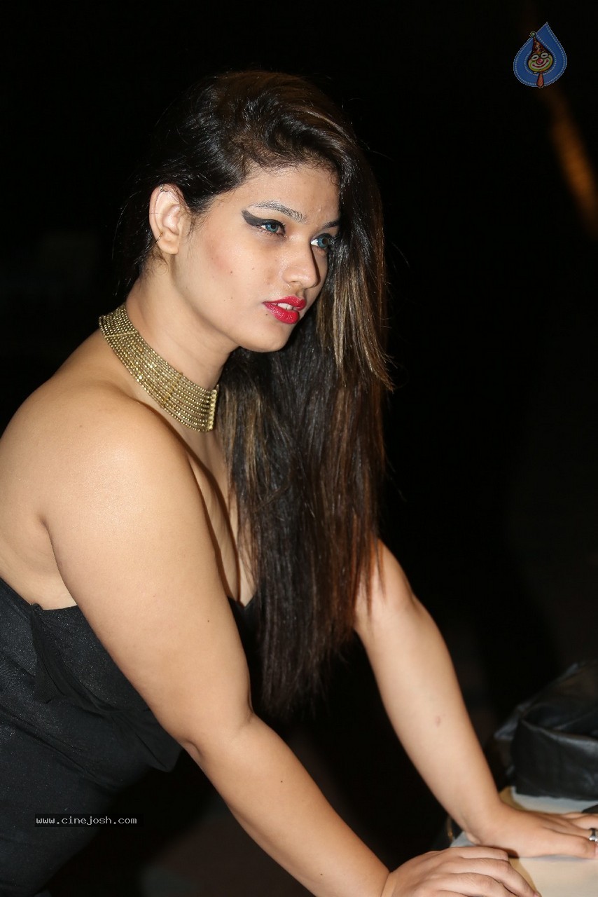 Himani Hot Stills - 75 / 186 photos