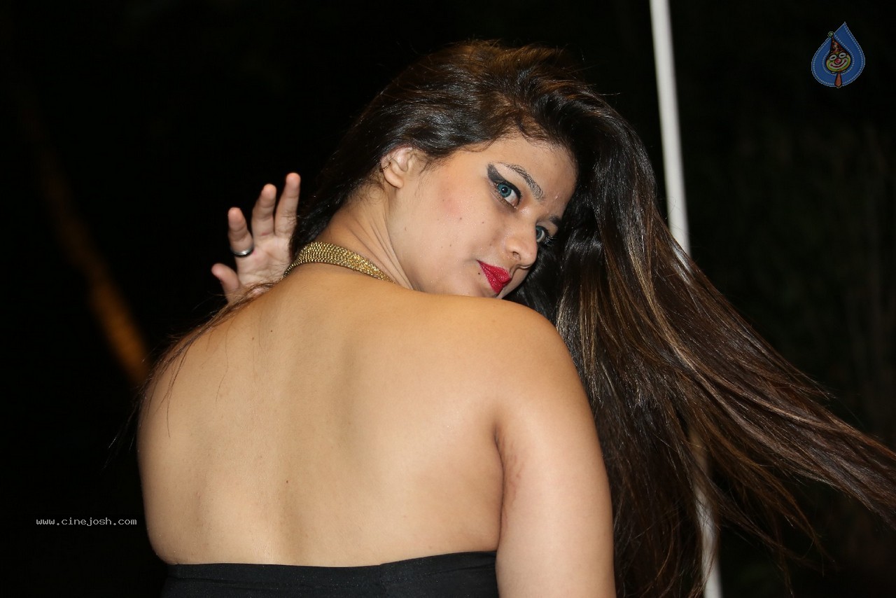 Himani Hot Stills - 78 / 186 photos