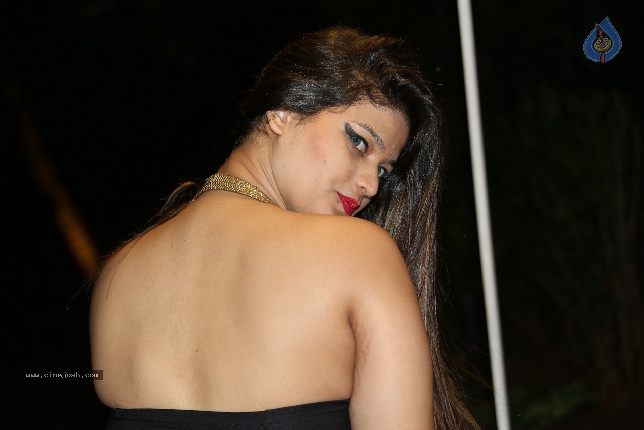 Himani Hot Stills - 80 / 186 photos