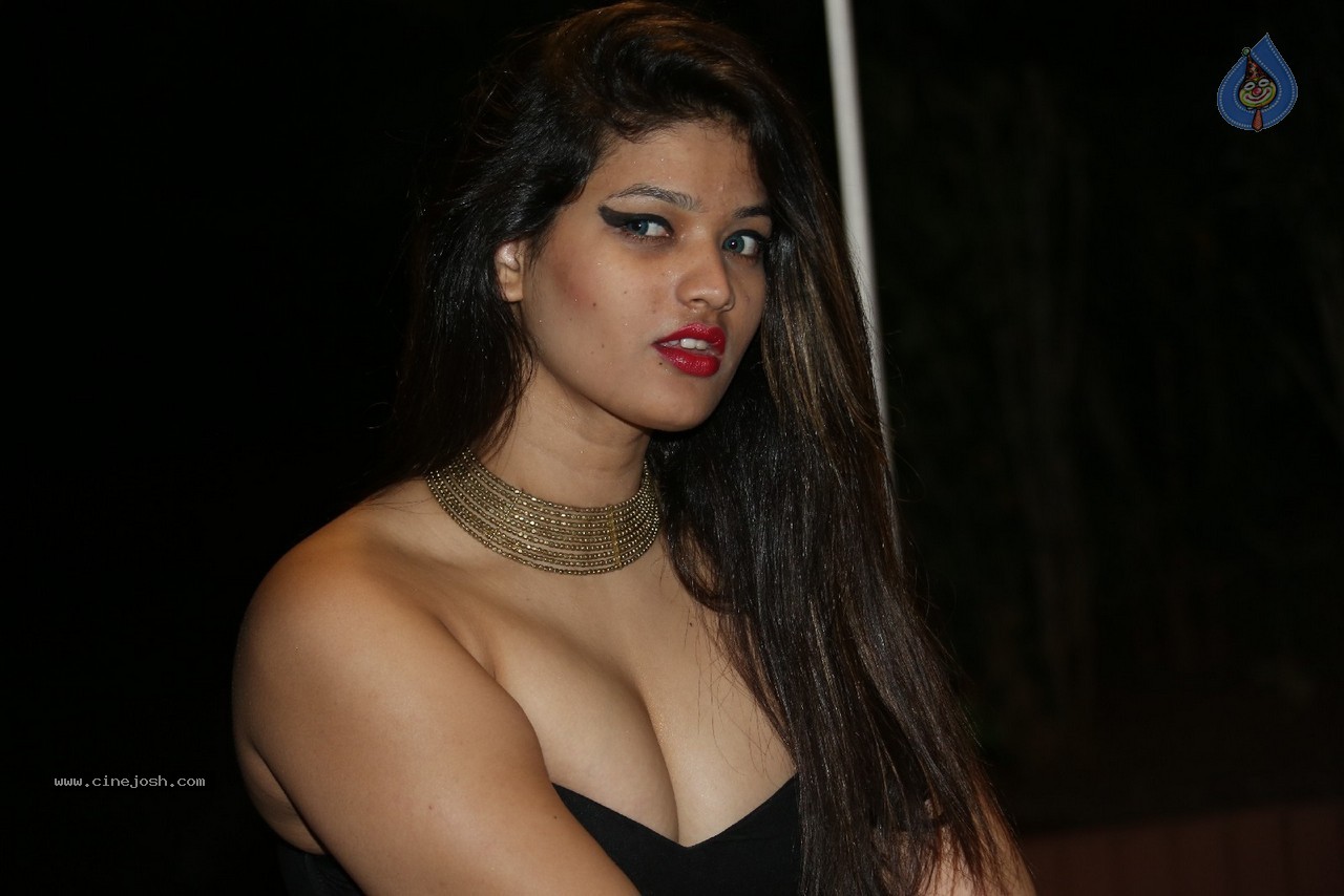 Himani Hot Stills - 82 / 186 photos