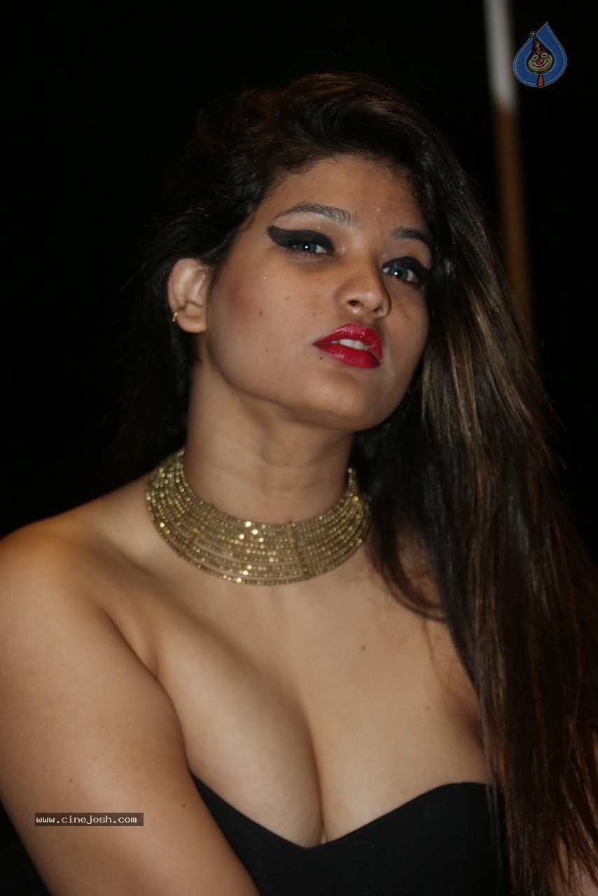 Himani Hot Stills - 92 / 186 photos