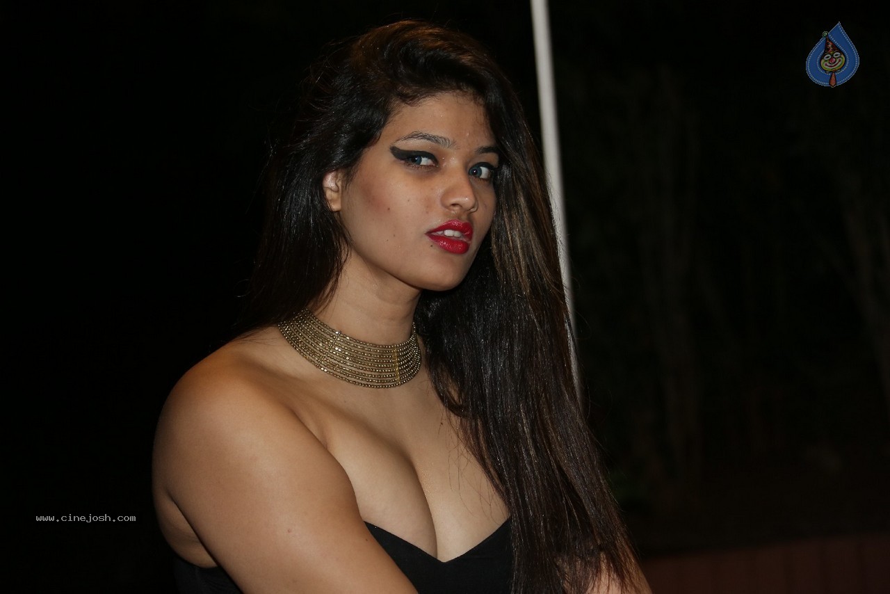 Himani Hot Stills - 93 / 186 photos