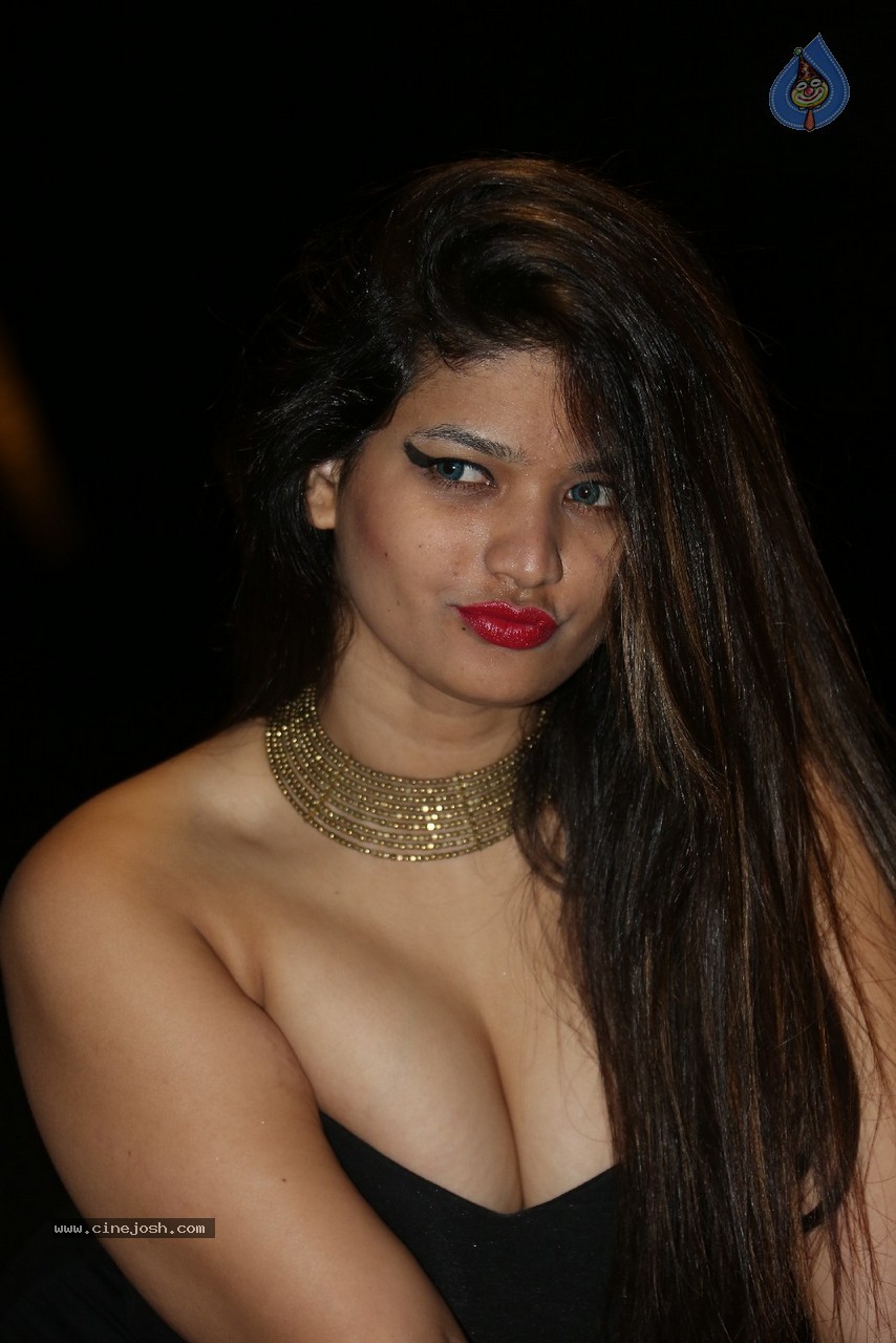 Himani Hot Stills - 113 / 186 photos