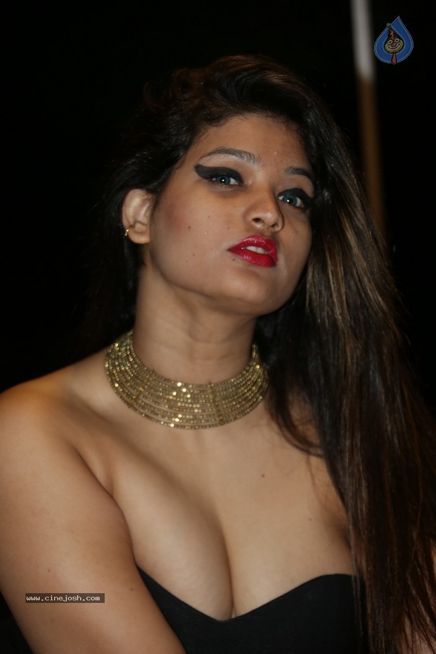 Himani Hot Stills - 120 / 186 photos