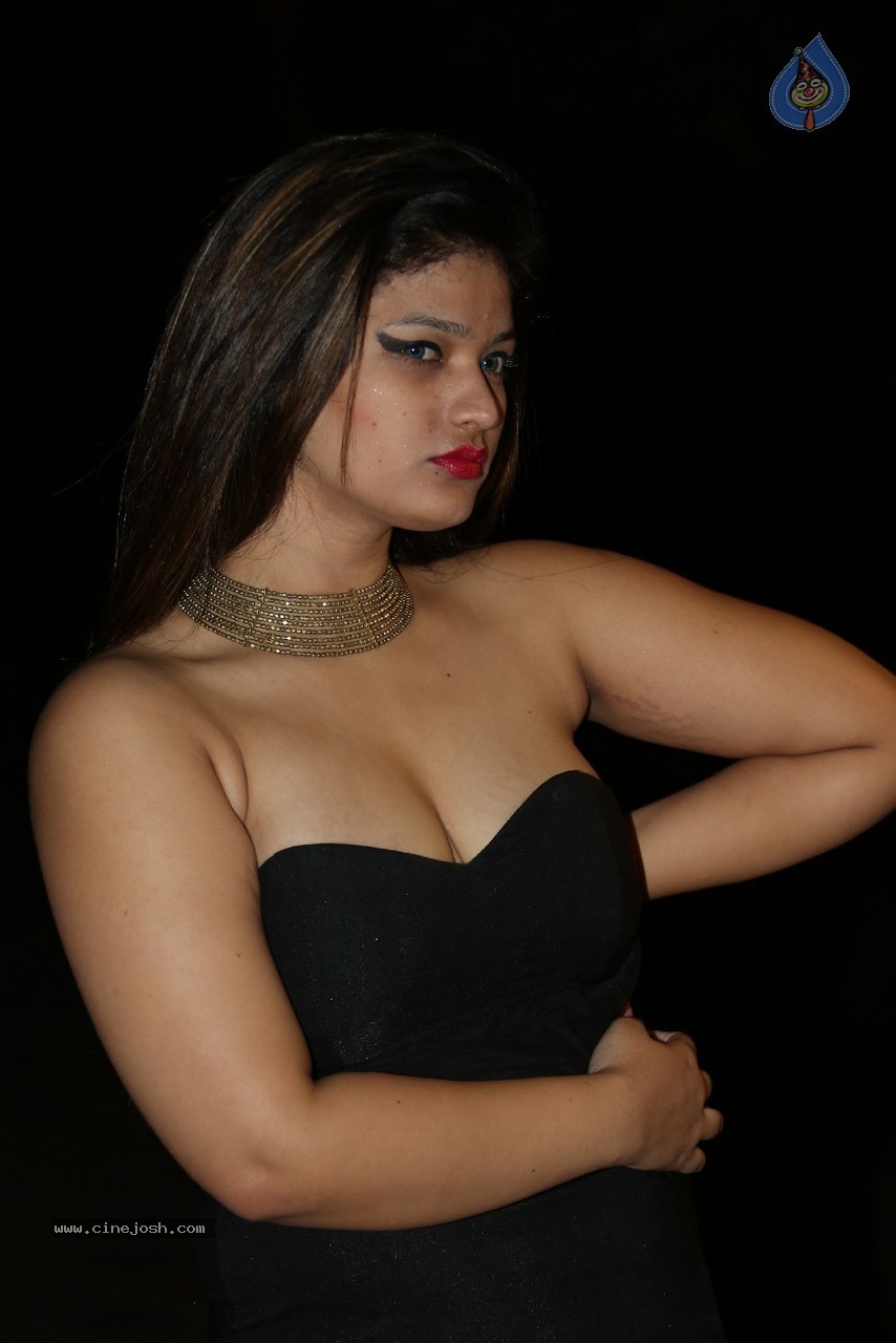 Himani Hot Stills - 123 / 186 photos