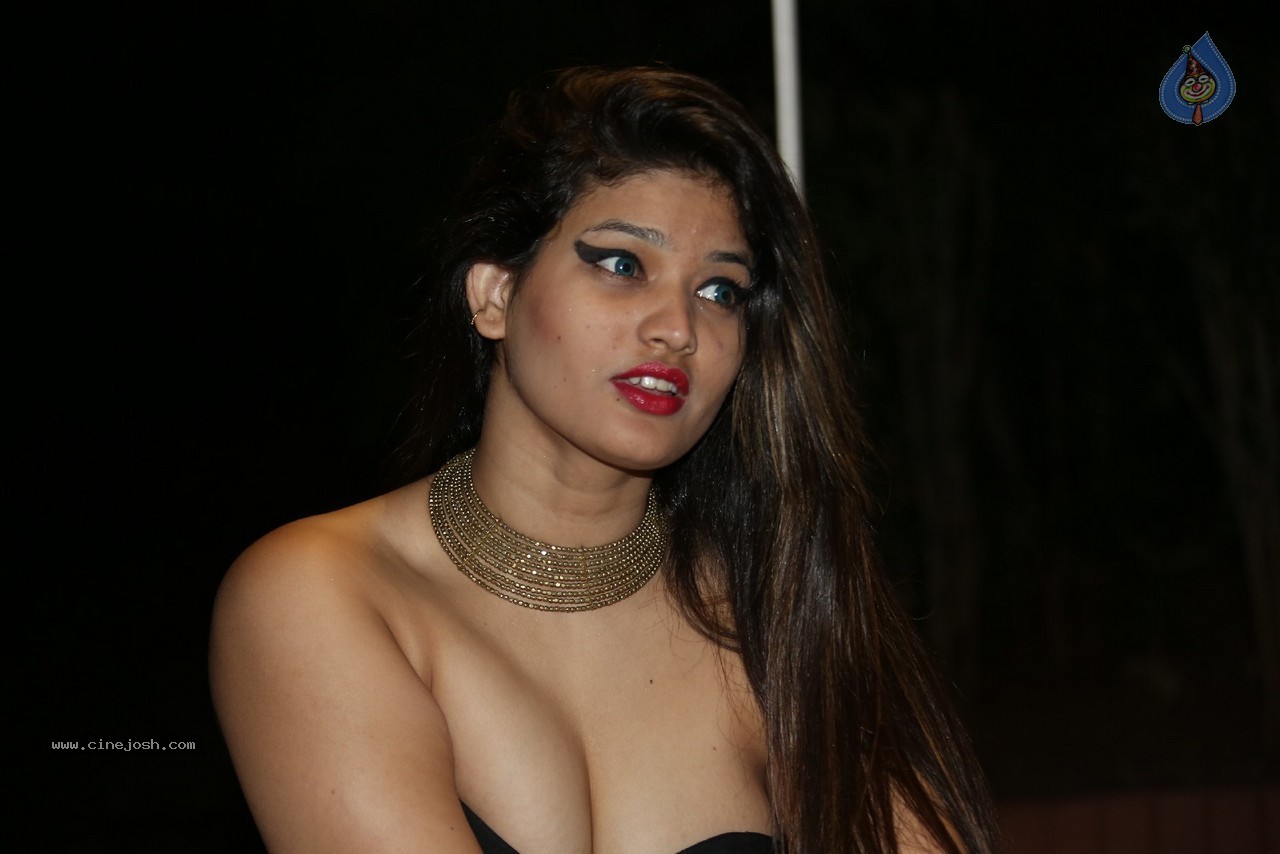 Himani Hot Stills - 143 / 186 photos