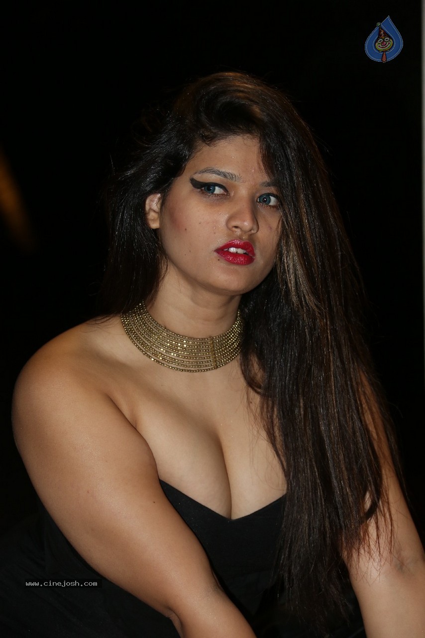 Himani Hot Stills - 170 / 186 photos