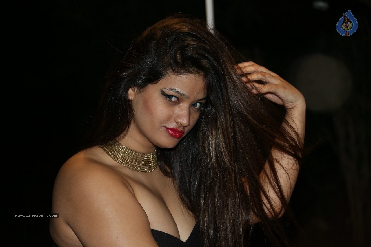 Himani Hot Stills - 172 / 186 photos