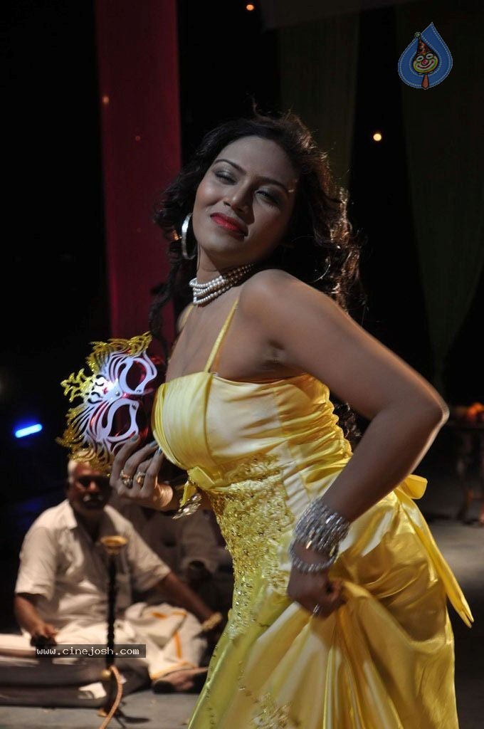 Ivan Yaroo Tamil Movie Hot Stills - 11 / 41 photos
