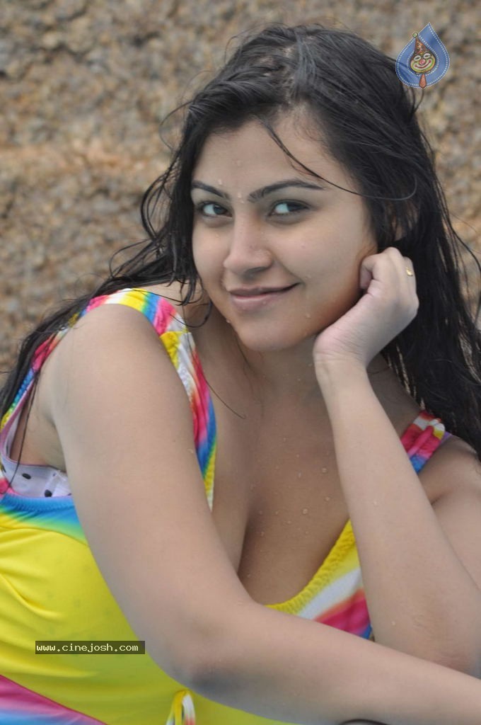 Ivan Yaroo Tamil Movie Hot Stills - 17 / 41 photos